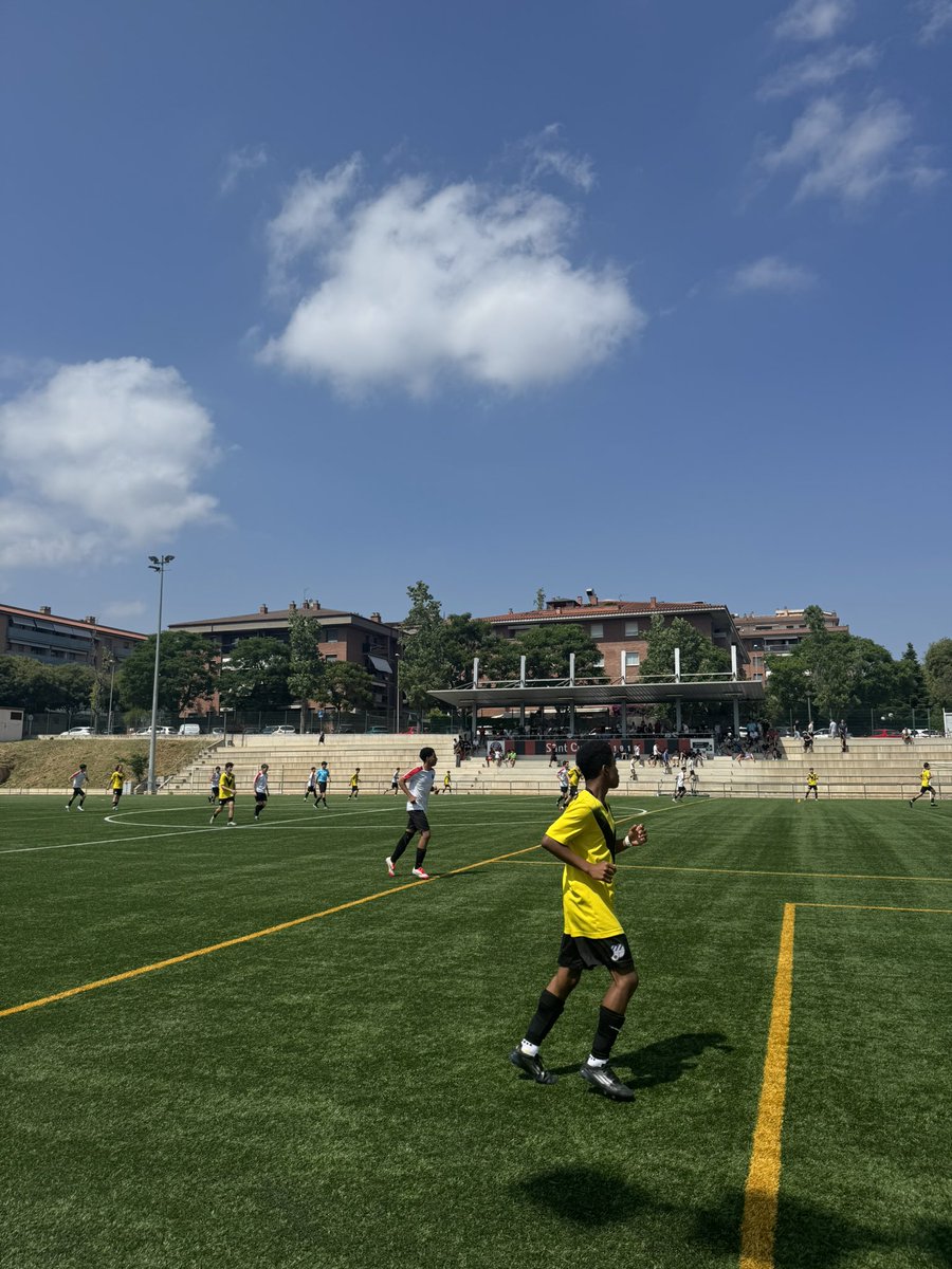 🏆 | En joc els partits de la tarda! 

Qui creieu que es classificarà per les semifinals? 🤔

#SomVermelliNegres #SomelSantCugat
