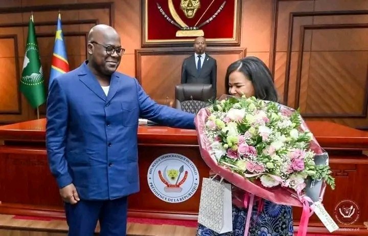 Oup'S!
Les débats autour de la gerbe de fleurs offerte par le Président Tshisekedi à Madame Kayikwamba révèlent une préoccupation : l'homme Congolais semble souvent investir son intelligence dans des discussions futiles, tout en négligeant les échanges plus profonds et importants