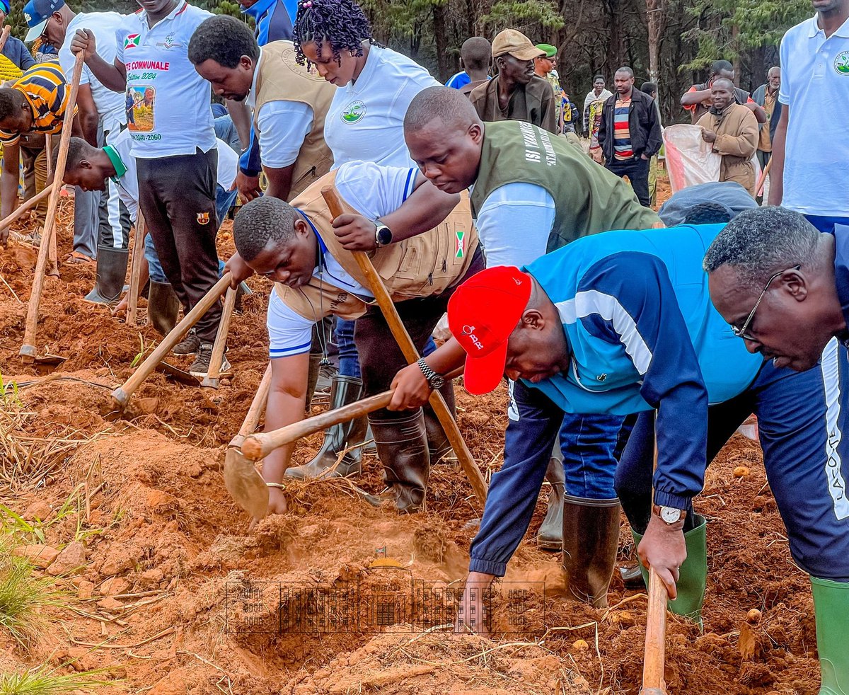 KwaNtare's tweet photo. Sebarundi @GeneralNeva yashimiye #Mutima umukinyi w'utugenegene kuri ico ciyumviro ciza yagize yongera asaba incabwenge z'urwaruka kumushigikira kugira umwimbu ube mwinshi umufuko nawo ubomboke, yongera asaba abarwizambuto kwijukira imirima ya kijambere mu kurwiza umwimbu https://t.co/wA6W5QxQ53