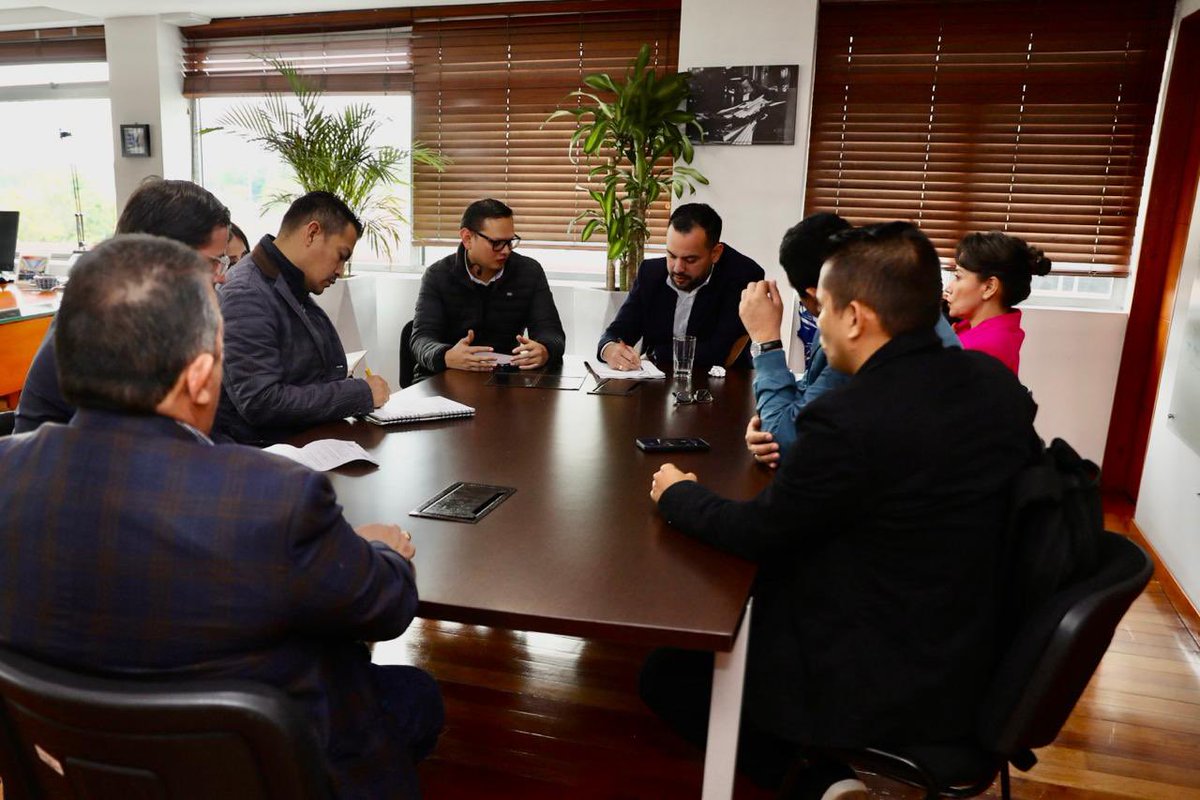 MinEnergiaCo's tweet photo. El ministro @PalmaEdwin se reunió con el gobernador del Casanare, alcaldes del departamento y la senadora @SoniaSBernalS, para avanzar juntos en la construcción de una #TransiciónEnergéticaJusta en el país.

Este encuentro refleja el compromiso de un Ministerio de puertas abiertas, que escucha a las regiones, construye soluciones colectivas y cumple los acuerdos asumidos con las comunidades. 

Porque #LaEnergíaDeNuestraGente se fortalece con diálogo, participación y justicia territorial.