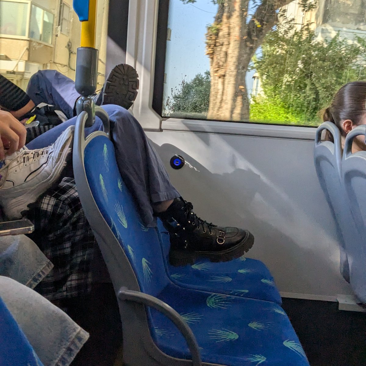 reductions030's tweet photo. נשים באוטובוסים (הן גם ממש צורחות) https://t.co/yQuINJhECR