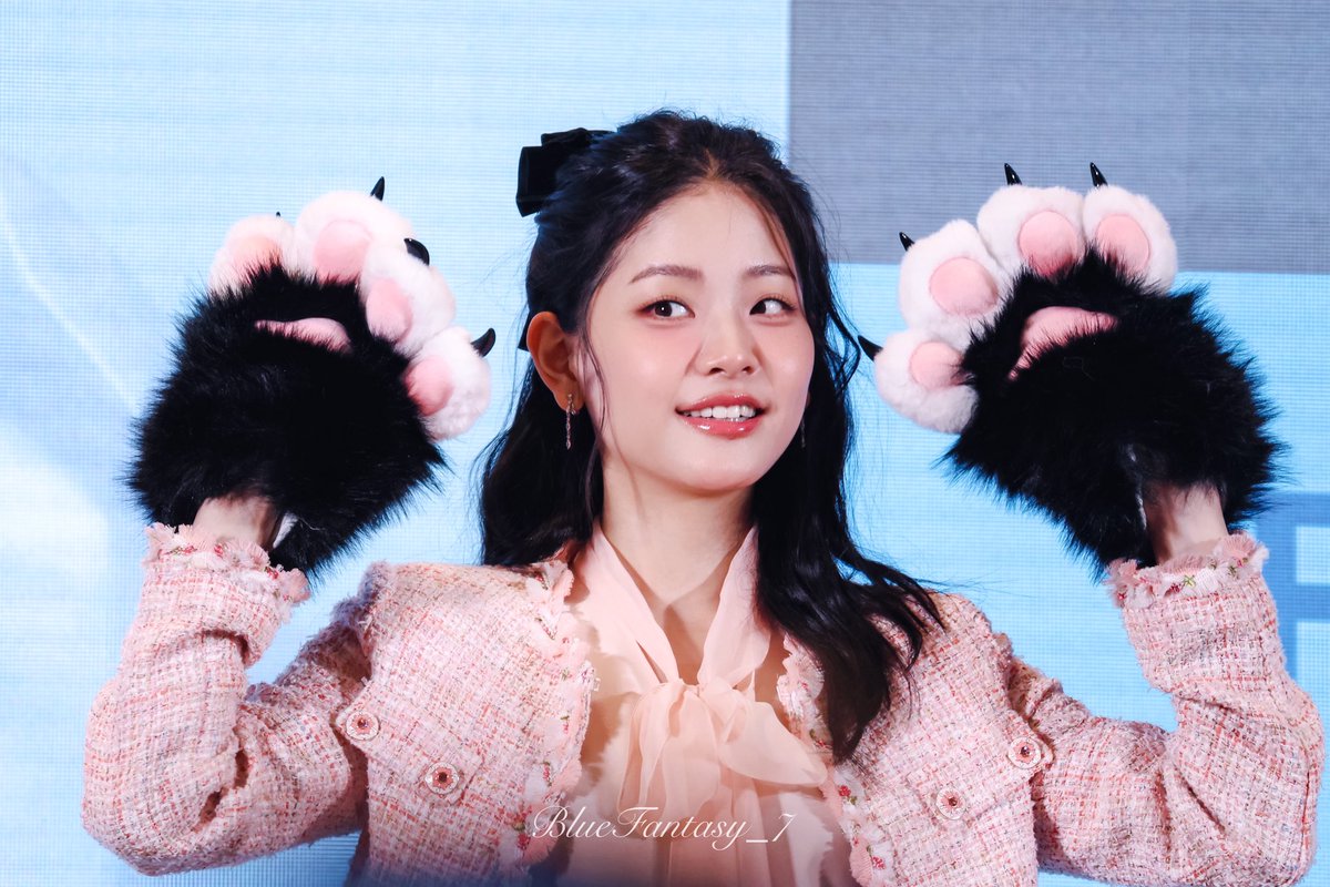 BlueFantasy_7's tweet image. 250601 ShangHai

🐈‍⬛

#정수빈 #ChungSubin
#정수빈상하이첫팬사인