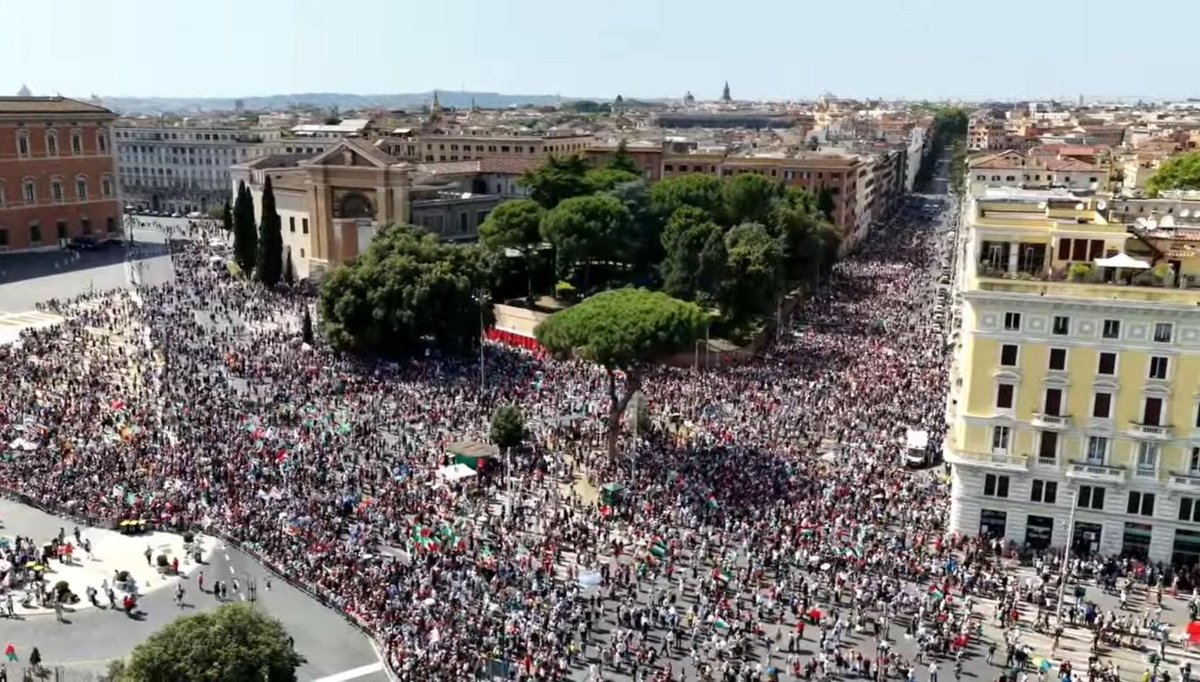 GiuseppeConteIT's tweet photo. Noi non siamo complici. Siamo e saremo sempre dalla parte giusta. Stop genocidio a Gaza! #fermiamoilmassacro #inpiazzaperGaza https://t.co/n9YHGrCVxb