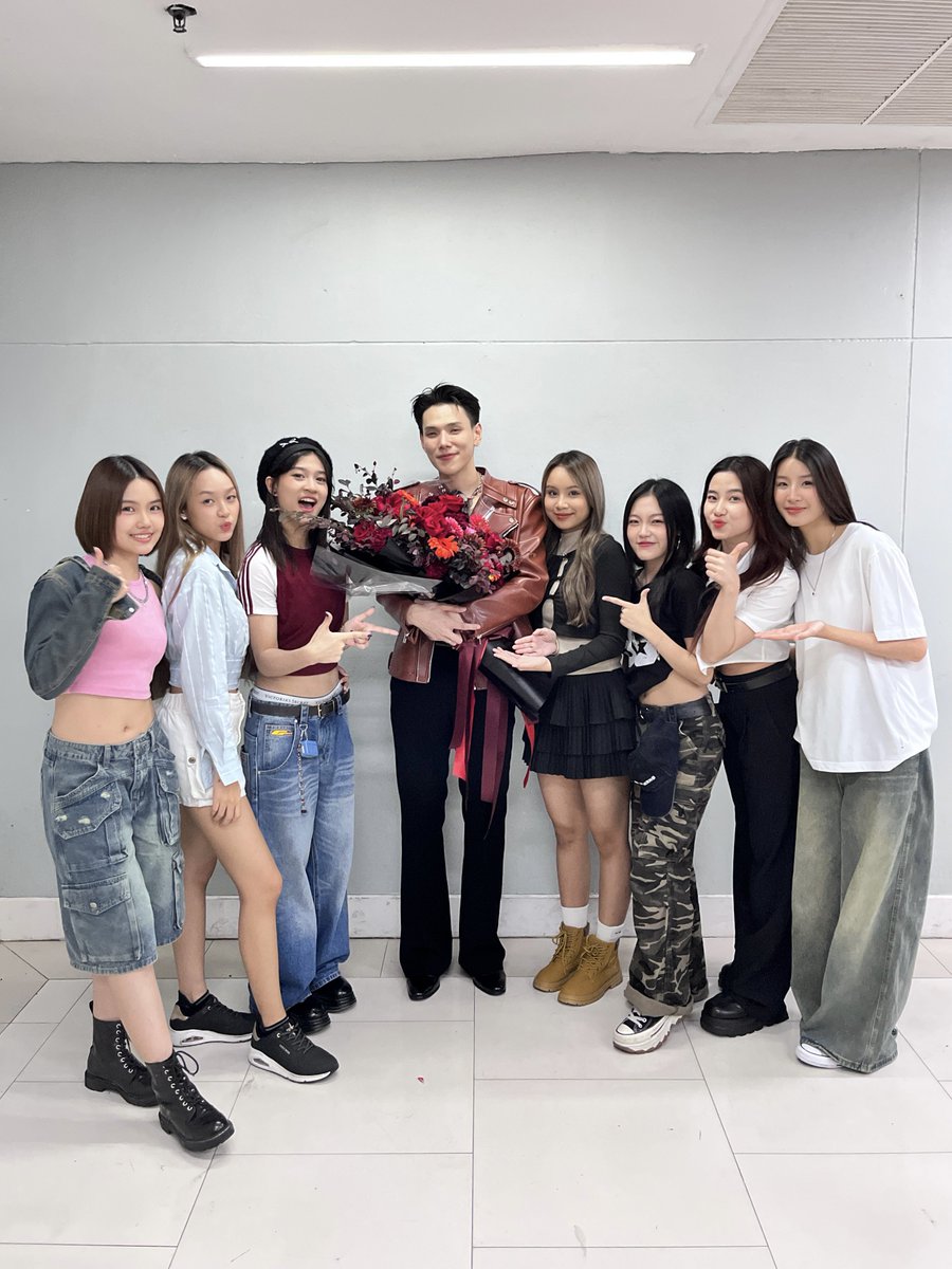 MINDY ขอแสดงความยินดีกับ DAOU’S NEW JOURNEY “นิราศรักเอย“ PREMIERE EVENT นะคะ🦖🎉

ยินดีกับพี่ต้าห์อู๋กับอีกก้าวของความสำเร็จนะค้าา💐

#DAOU1stEPLIMITLESS
#DAOU_นิราศรักเอย_DDAY
#DAOU_นิราศรักเอย
#ต้าห์อู๋ #DAOU
#MINDY_TH #BDLMD #TPOP