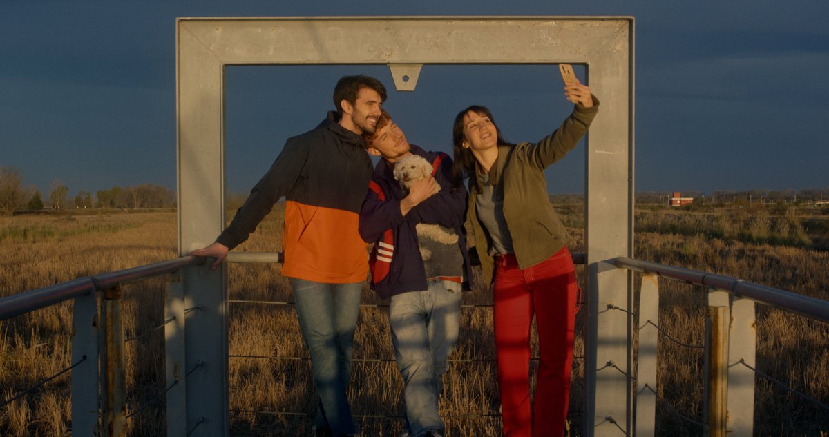 Hoy a las 20:30hs vamos a estar con el elenco presentando la tercera función de LO QUE ESCRIBIMOS JUNTOS en el Cine Gaumont. Vengan! ;) RT