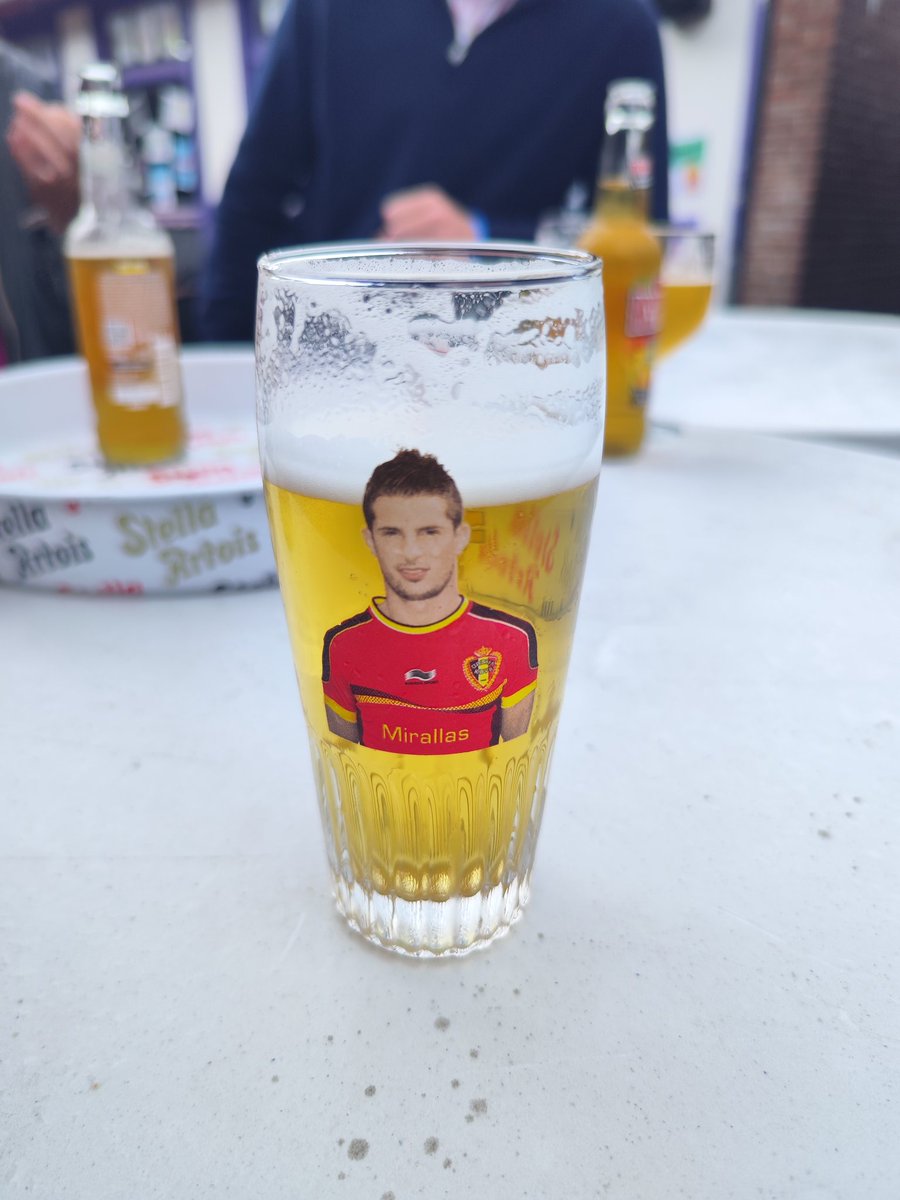 tjaderidder's tweet photo. Le pressing va trop loin, ils font mรชme des verres avec le staff de l'Union.
#fancyfair https://t.co/iHVfxPLKXG