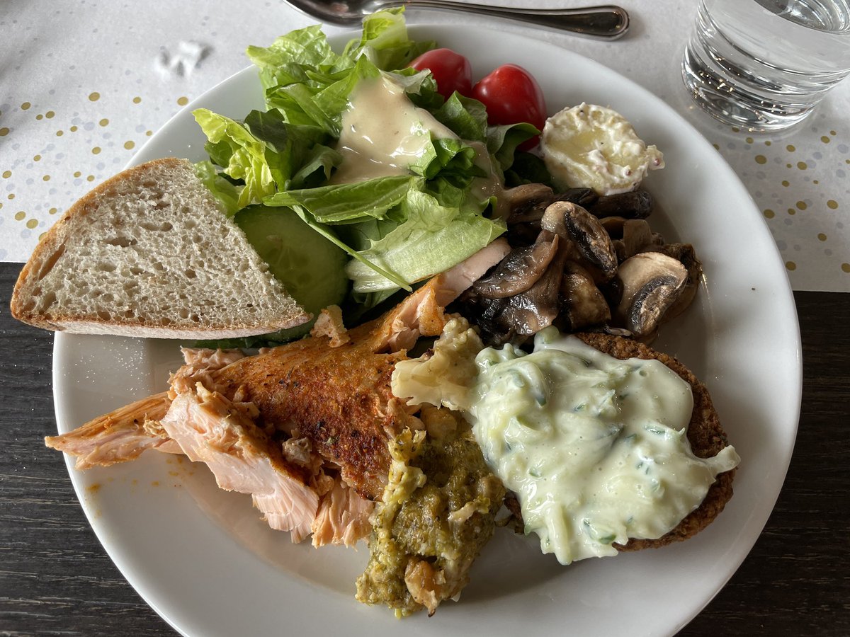 finntour's tweet image. 北カレリアグルメ旅、コリ国立公園ハイキングのあとはSokos Hotel KOLIでランチ🤭デザートの温かいブルーベリーパイ＆濃厚バニラアイスが美味💓お部屋からこの景色が一望できるなんて最高✨次回はゆっくり泊まりたいのリスト入り☝️#旅レポ #北カレリア #koli