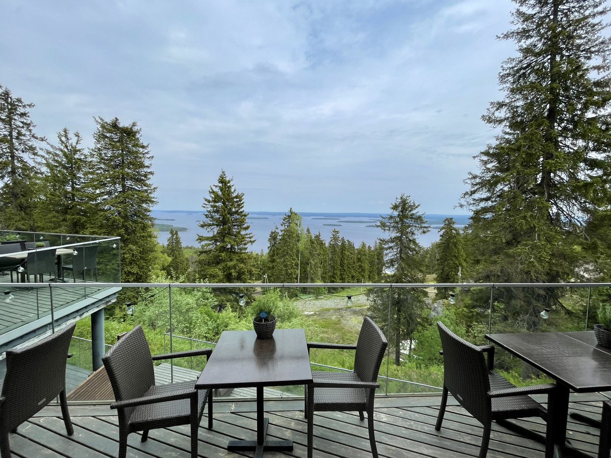 finntour's tweet image. 北カレリアグルメ旅、コリ国立公園ハイキングのあとはSokos Hotel KOLIでランチ🤭デザートの温かいブルーベリーパイ＆濃厚バニラアイスが美味💓お部屋からこの景色が一望できるなんて最高✨次回はゆっくり泊まりたいのリスト入り☝️#旅レポ #北カレリア #koli