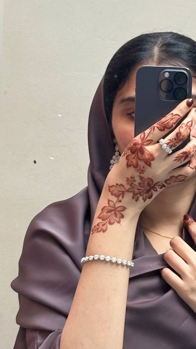 لبيه ياللي يراقبني على الصامت
يقرى حروف الغزل من دافع الغيره

ذائقة