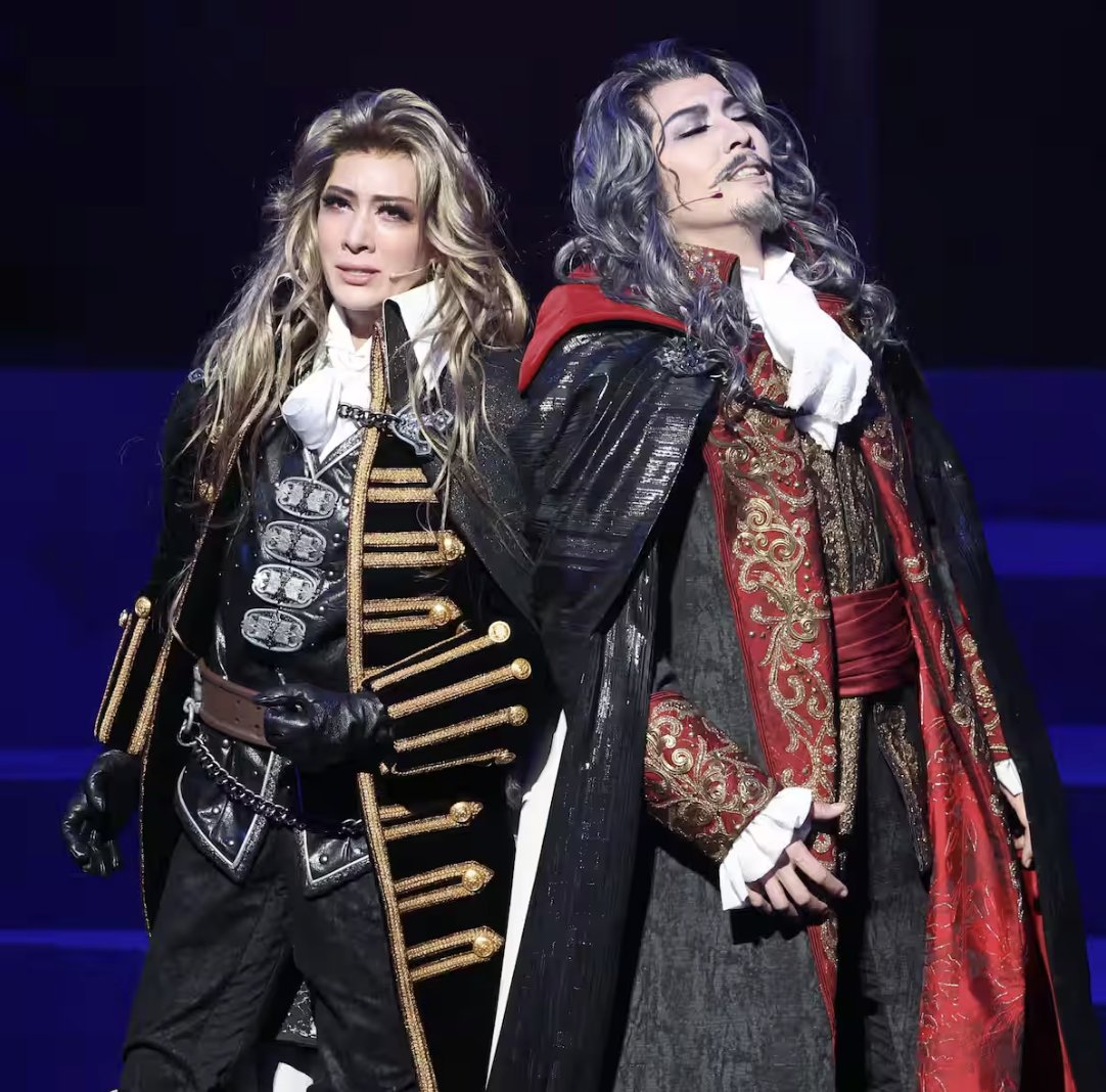 alucarddaily's tweet photo. Sea Towaki as Alucard in "Castlevania: Awakening in the Moonlight" performed by the Takarazuka Revue Flower Troupe 🦇 https://t.co/QSlhypjxr0