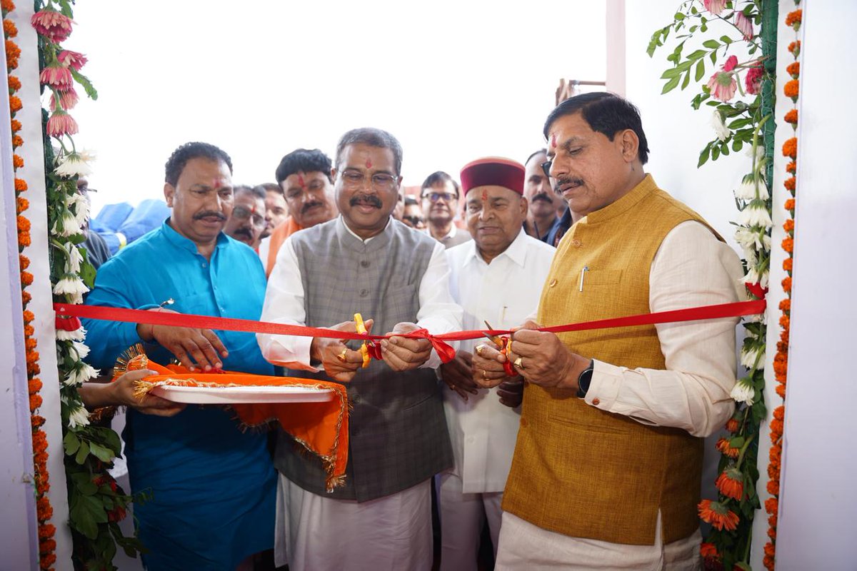 NVS_HQ's tweet photo. JNV Ratlam-2 inaugurated by @CMMadhyaPradesh Sh. Mohan Yadav &amp; Hon'ble Union Education Minister Sh. Dharmender Pradhan @dpradhanbjp

This new JNV houses a 🏗 Future-ready campus which will give boost to quality education access in rural areas 🌱

#NavodayaRatlam #EducationForAll https://t.co/0OFpH0LJyv