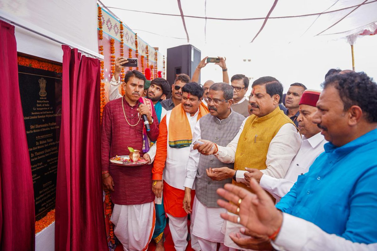 NVS_HQ's tweet photo. JNV Ratlam-2 inaugurated by @CMMadhyaPradesh Sh. Mohan Yadav &amp; Hon'ble Union Education Minister Sh. Dharmender Pradhan @dpradhanbjp

This new JNV houses a 🏗 Future-ready campus which will give boost to quality education access in rural areas 🌱

#NavodayaRatlam #EducationForAll https://t.co/0OFpH0LJyv