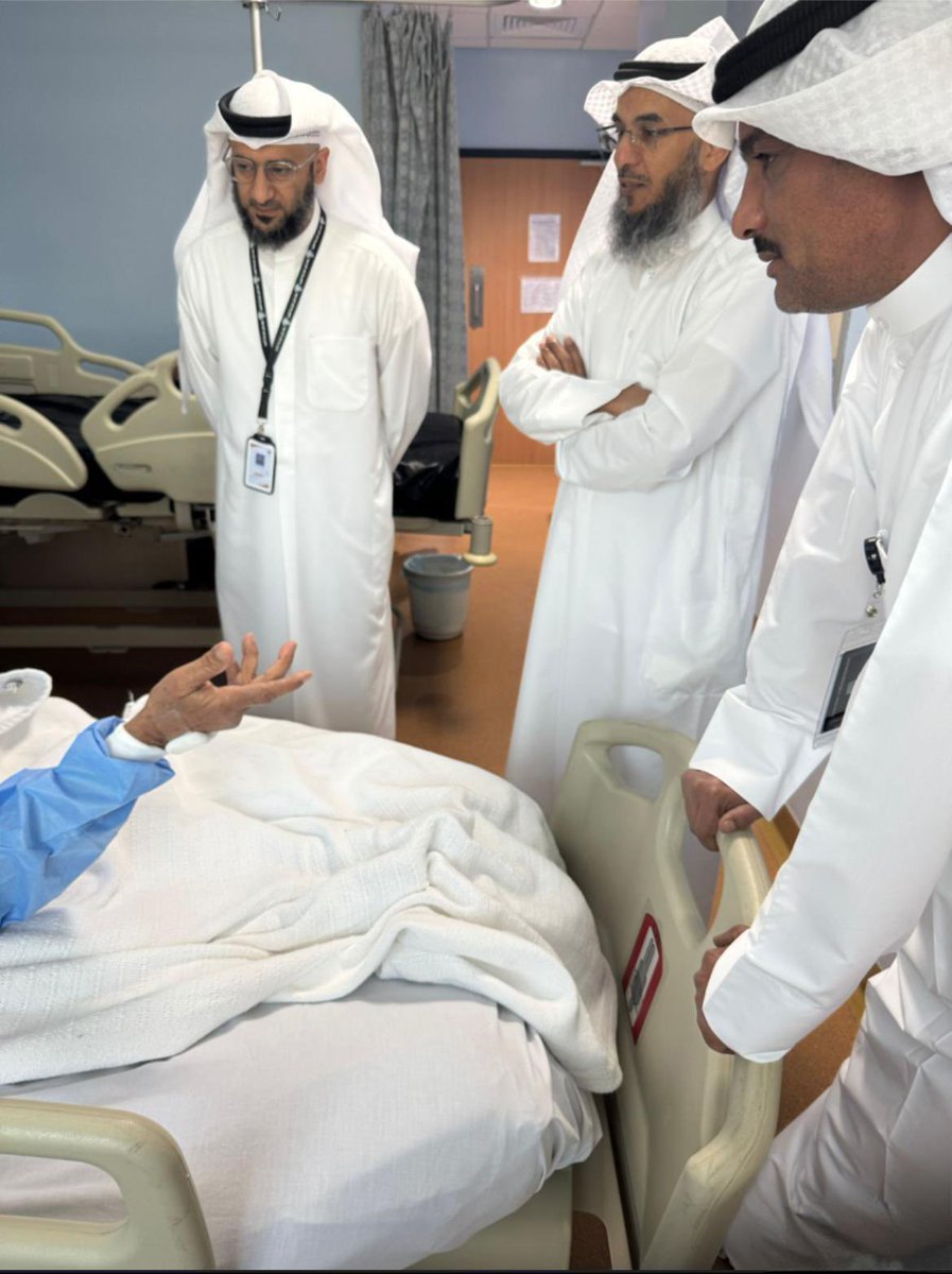 وكيل وزارة الصحة ورئيس الخدمات الطبية في بعثة الحج الكويتية، د.عبدالرحمن المطيري،  يقوم بتفقد الحالة الصحية لأحد الحجاج الكويتيين الذين يتلقون الرعاية الطبية في مستشفى مدينة الملك عبدالله الطبية في حي النسيم بمكة المكرمة، برفقة رئيس الطاقم الطبي في البعثة، د.بسام عبدالرحمن