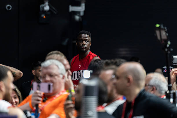 Αξιοπρέπεια. 

Γαμημένη αξιοπρέπεια. 

Από την πρώτη μέρα που πάτησες το παρκέ του ΣΕΦ μέχρι το τελευταίο βήμα πριν τη φυσούνα του ΟΑΚΑ. Λίγοι περπάτησαν μαζι μας με την αξιοπρέπεια που το έκανες εσύ.

Καλή ανάρρωση, αδερφέ..