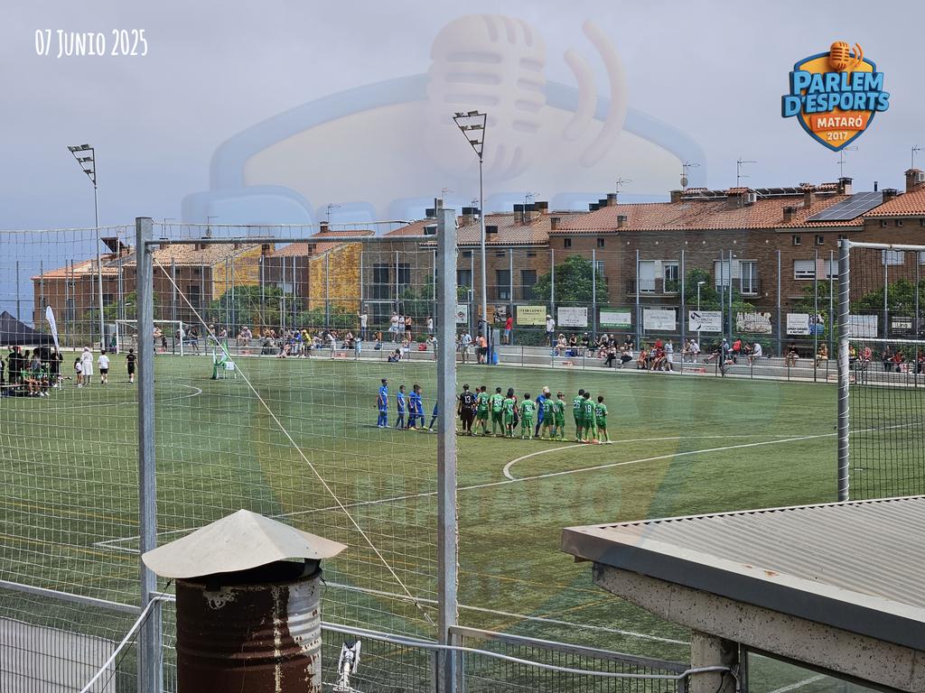 parlemdesports's tweet image. 👉 Gran mañana en el Municipal de la Llantia de Mataró, por el torneo Solidario de la Cruz Roja, organizado por @LaLlantiaAD . Una jornada repleta de fútbol y de pasión por el fútbol base en Mataró, marcada por el compañerismo, el esfuerzo y el espíritu solidario #torneo #llantia