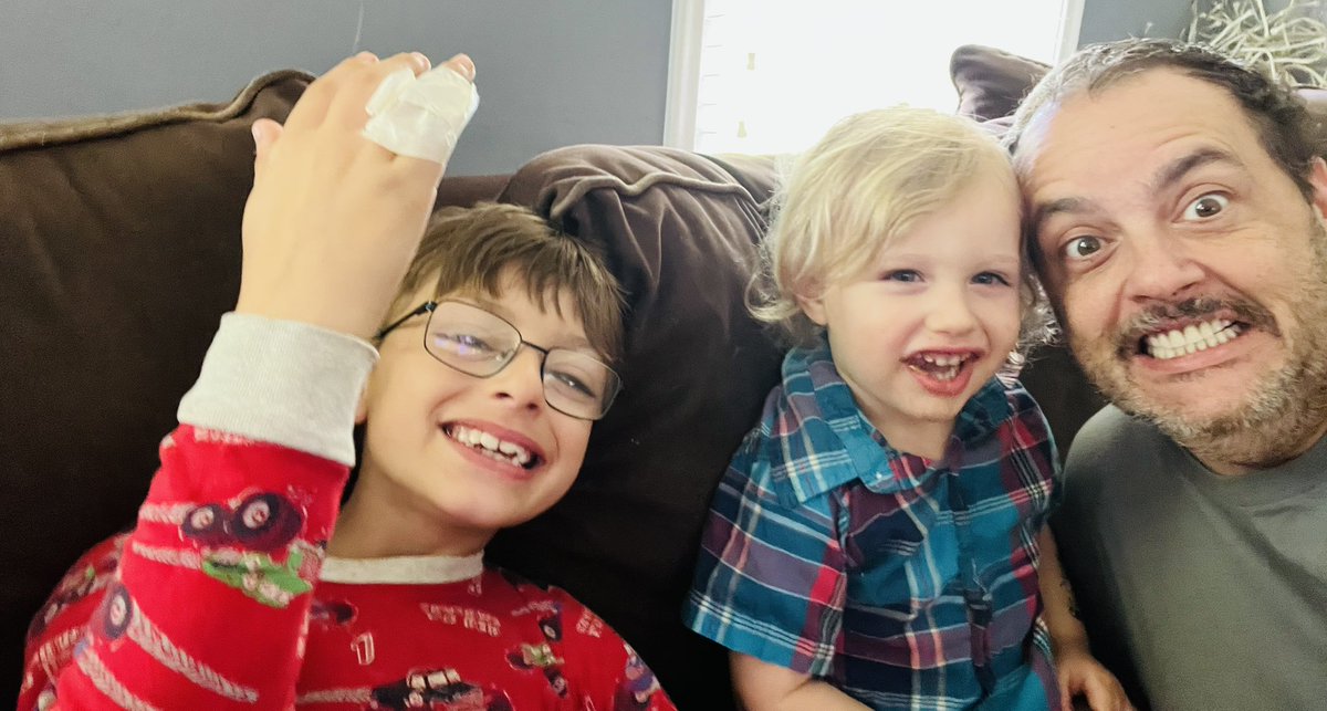 daveyhubb's tweet image. Back home for 48 hours; hanging w/ my boys. Headed back out Monday! #travelingchef #family ✌️❤️