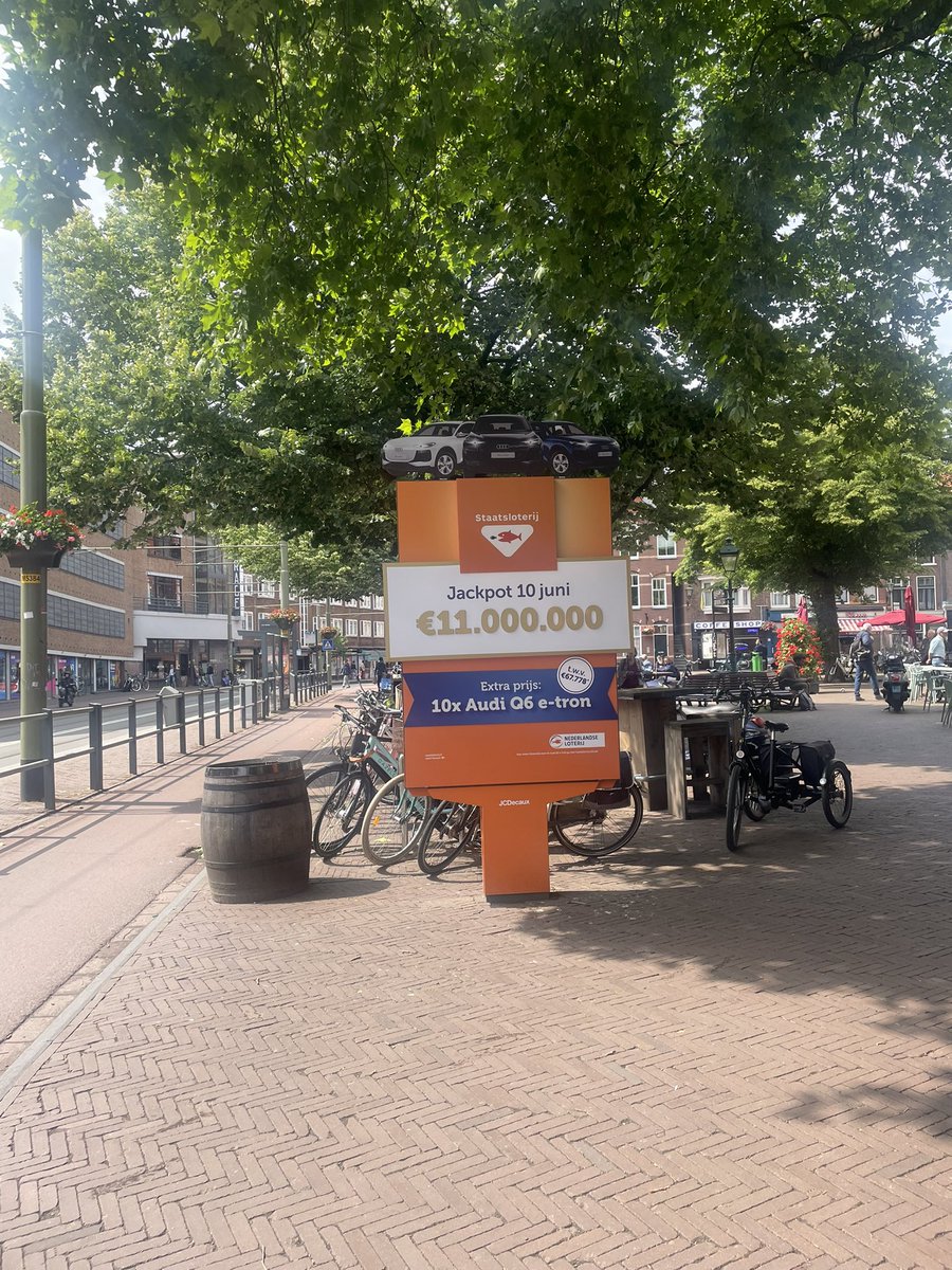 Opzichtige, schreeuwerige ingepakte reclameborden in onze buitenruimte. Ik zou zeggen: inpakken en wegwezen ermee! #zeroreclamezone