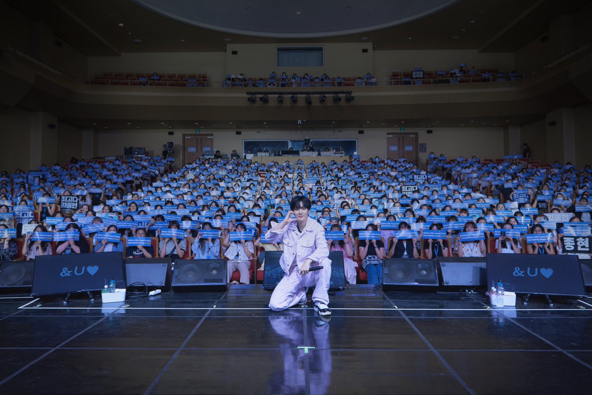 jronvely's tweet photo. @em_jonghyeon 🩵MISSION 0607💛
Q. 생일의 주인공 종현이가 종현이의 사진 중 가장 좋아하는 사진은?
A. 앤유랑 가장 최근에 찍은 사진❤️
&amp;NDING 2회차 다 간 내 자신 아주 칭찬해😚 요즘에도 자주 보는 팬밑 영상ㅠ내년만을 손꼽아 기다려🙏
#도전앤유의미션 #앤유야놀자
#궁금해쫑이의답변
#HAPPYJONGHYEONDAY https://t.co/sqU5fcNgu1