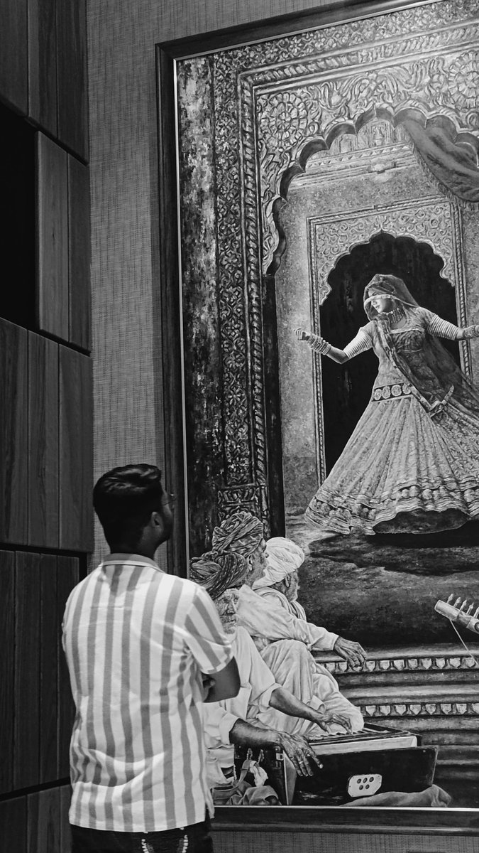 हर नज़र पर तेरी फूल खिलते रहें 
हर इशारे पे मौसम बदलता रहे...