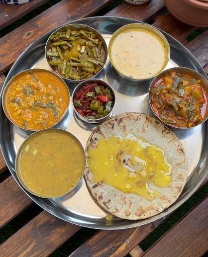 PoojaDevi0029's tweet photo. What is ur choice? …🙂‍↔️
.A.. Marwadi Thali with Bajre Ka rotla 
.B.. Sahi Sabjiya with sweet and more item … https://t.co/D5XtSEOug2