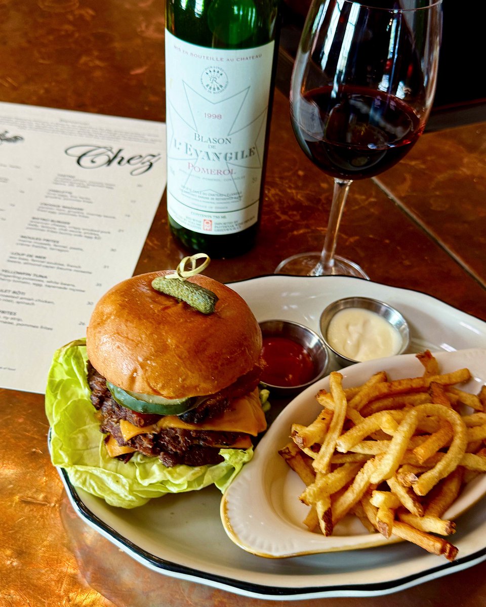 Rainy weekend? Pas de problem! 
Our bistro burger with American cheese, crispy smoked pork belly, lettuce, club sauce &amp; pickles. Glass of lovely red.
Santé 💕
#Georgetown