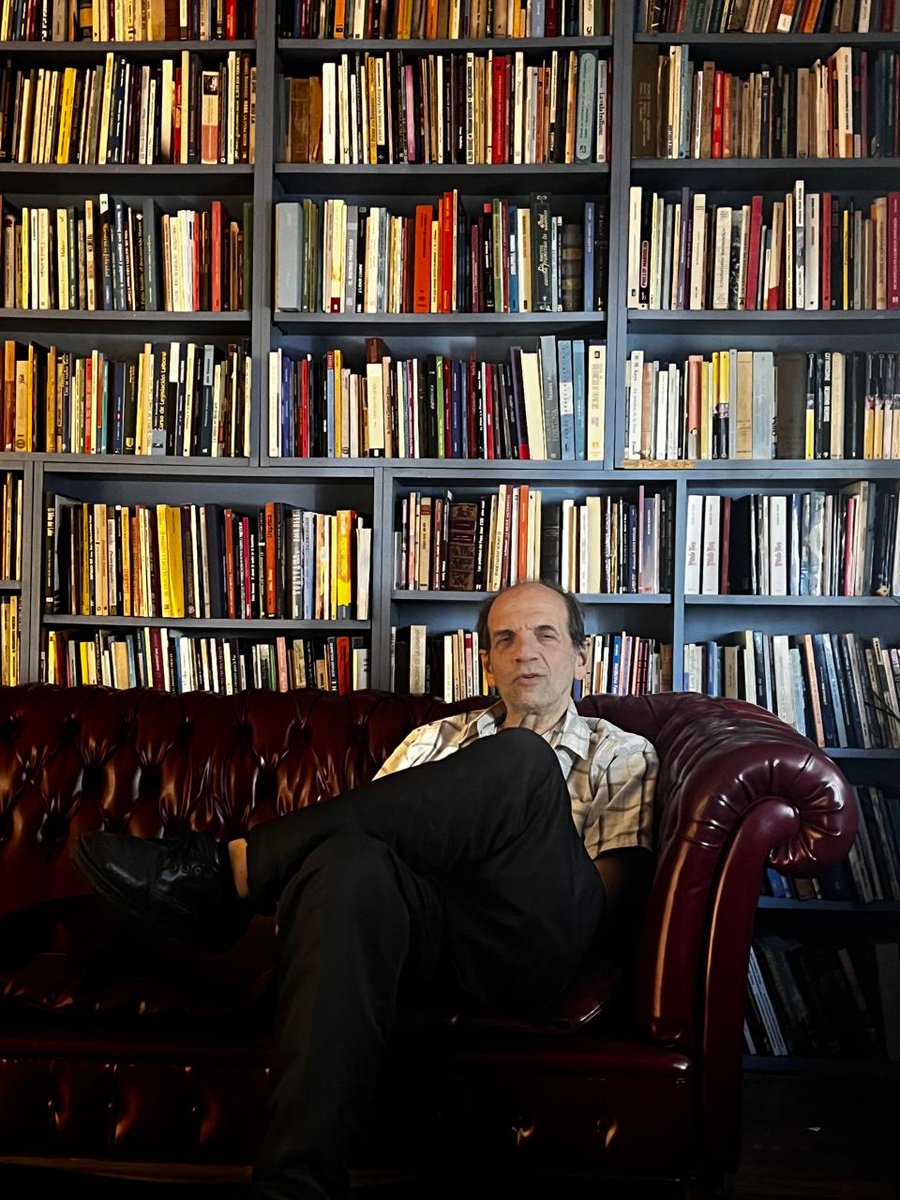 HACIENDO LETRAS
Acá estoy en Argenta el 17/12/2024. Mientras hablábamos d los proyectos culturales d Argenta, Grupo Paginantes, Nuevas Letras y Jazz y libroS, mi amigo Álex me sacó esta foto. No me gustan las fotos pero esta sí porque se asoció con proyectos culturales.