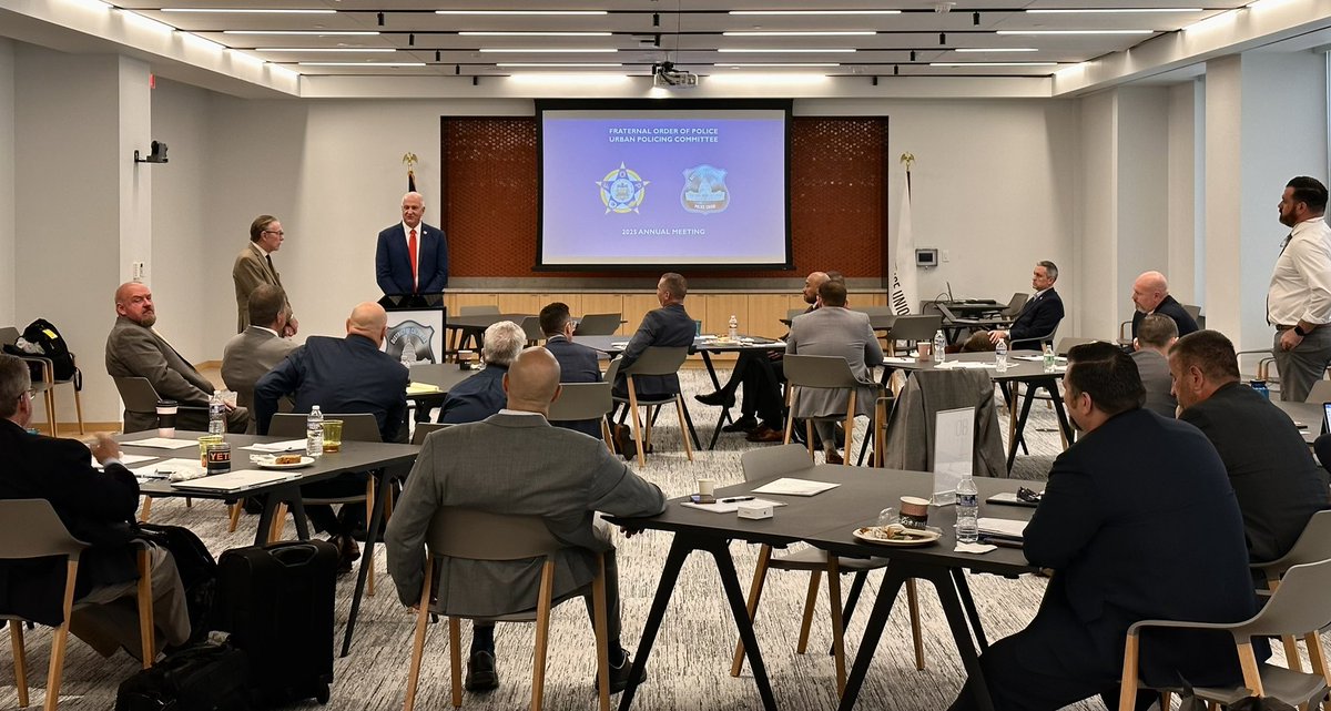 DCPoliceUnion's tweet image. This past week, @DCPoliceUnion hosted the @GLFOP Urban Policing Committee Annual Meeting, where the FOP Lodge Presidents of the largest cities meet to discuss issues facing police officers. The delegation also attended a roundtable on policing at the White House.