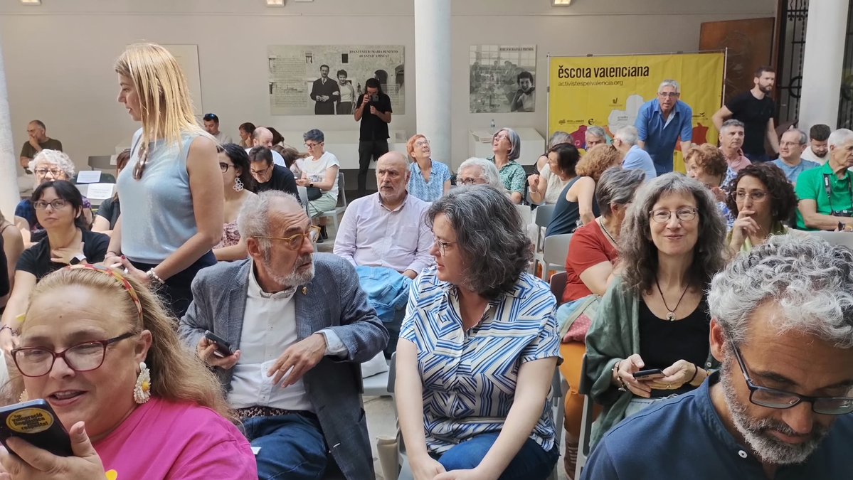 Acció Cultural del País Valencià (@accioculturalpv) on Twitter photo Hui <a href="/escolatv/">Escola Valenciana</a> canviava la seua executiva i hem volgut estar en acompanyant el comiat d'Alexandra i la seua executiva i la benvinguda de Rosanna i el nou equip.
Juntes, som més fortes. Hui <a href="/escolatv/">Escola Valenciana</a> canviava la seua executiva i hem volgut estar en acompanyant el comiat d'Alexandra i la seua executiva i la benvinguda de Rosanna i el nou equip.
Juntes, som més fortes.