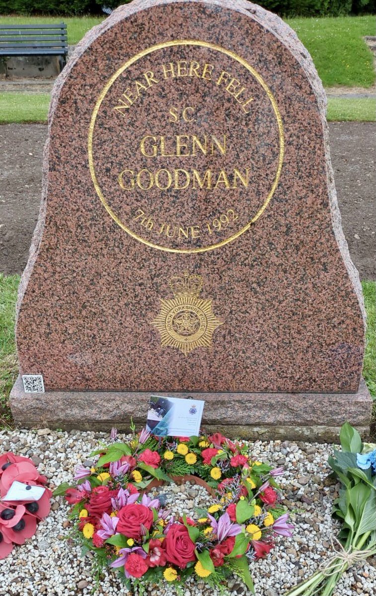 tpmt_org's tweet image. This morning we laid a floral tribute at our memorial to Special Constable Glenn Goodman to mark the anniversary of his murder.
#HonouringThoseWhoServe
#PoliceMemorials
#PoliceFamily