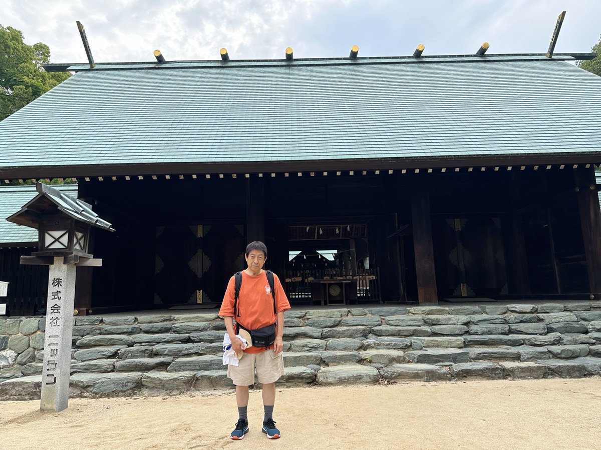 昼間、道後の自宅から城山公園山頂にある松山城を目指す。結構汗をかいて天守閣のある広場まで一気に登る。城山荘売店で、蛇口から出る冷たいみかんジュースを頂く。「よしあきくん」とツーショット。帰りは東雲神社にて参拝。