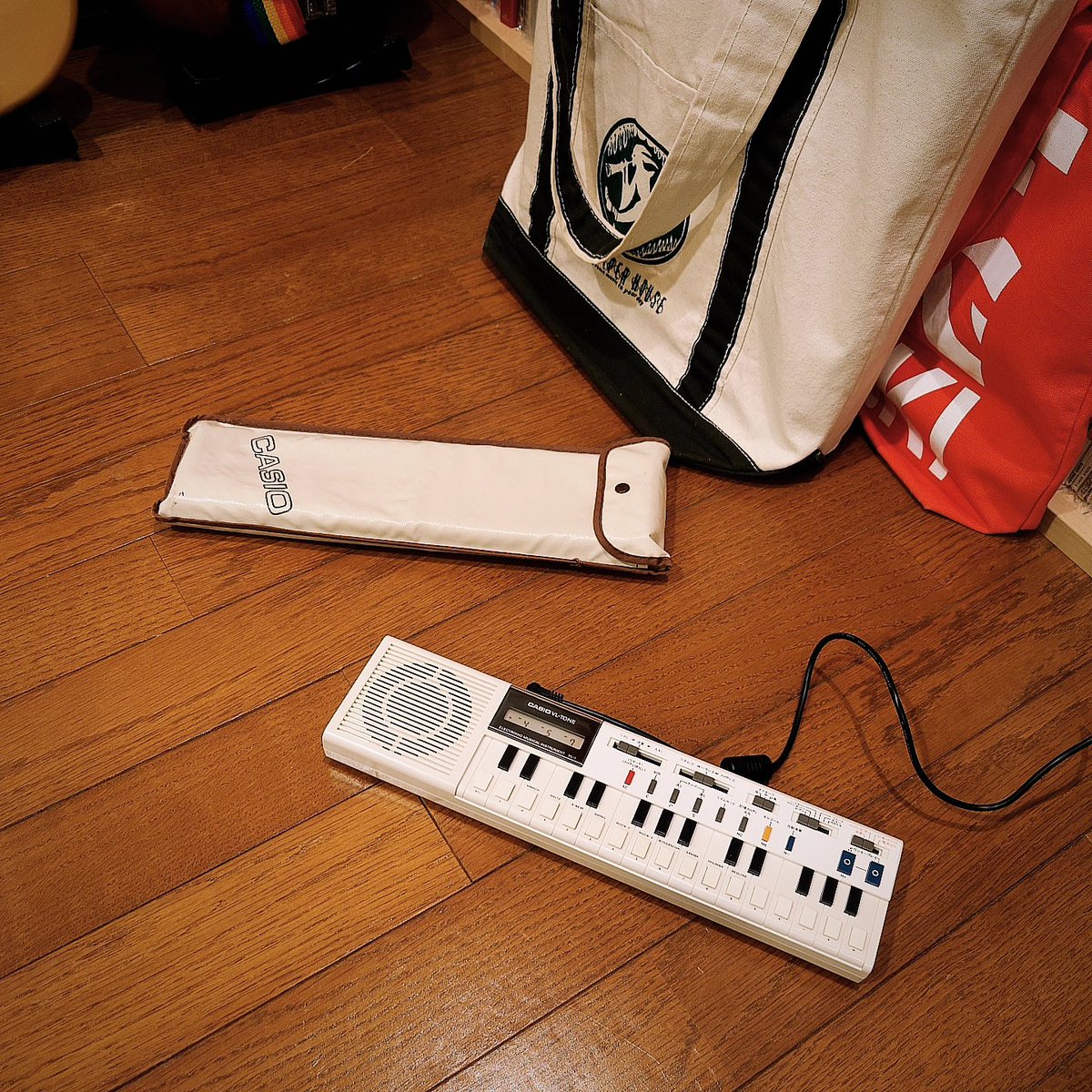 marchrecordings's tweet photo. CASIO VL-TONE VL-1
カシオトーンVL-TONEシリーズの1台目、1981年製
far-off landがまだ行進は火の中へだった頃に使ってたかわいいキーボード
そういや二次元パレットでも使ったっけ
乾電池入れっぱで液漏れしてたけど危うく救出、、、
またお供してもらおうかと🙆
#casiovltone #casiovl1 https://t.co/hJscemCwu9