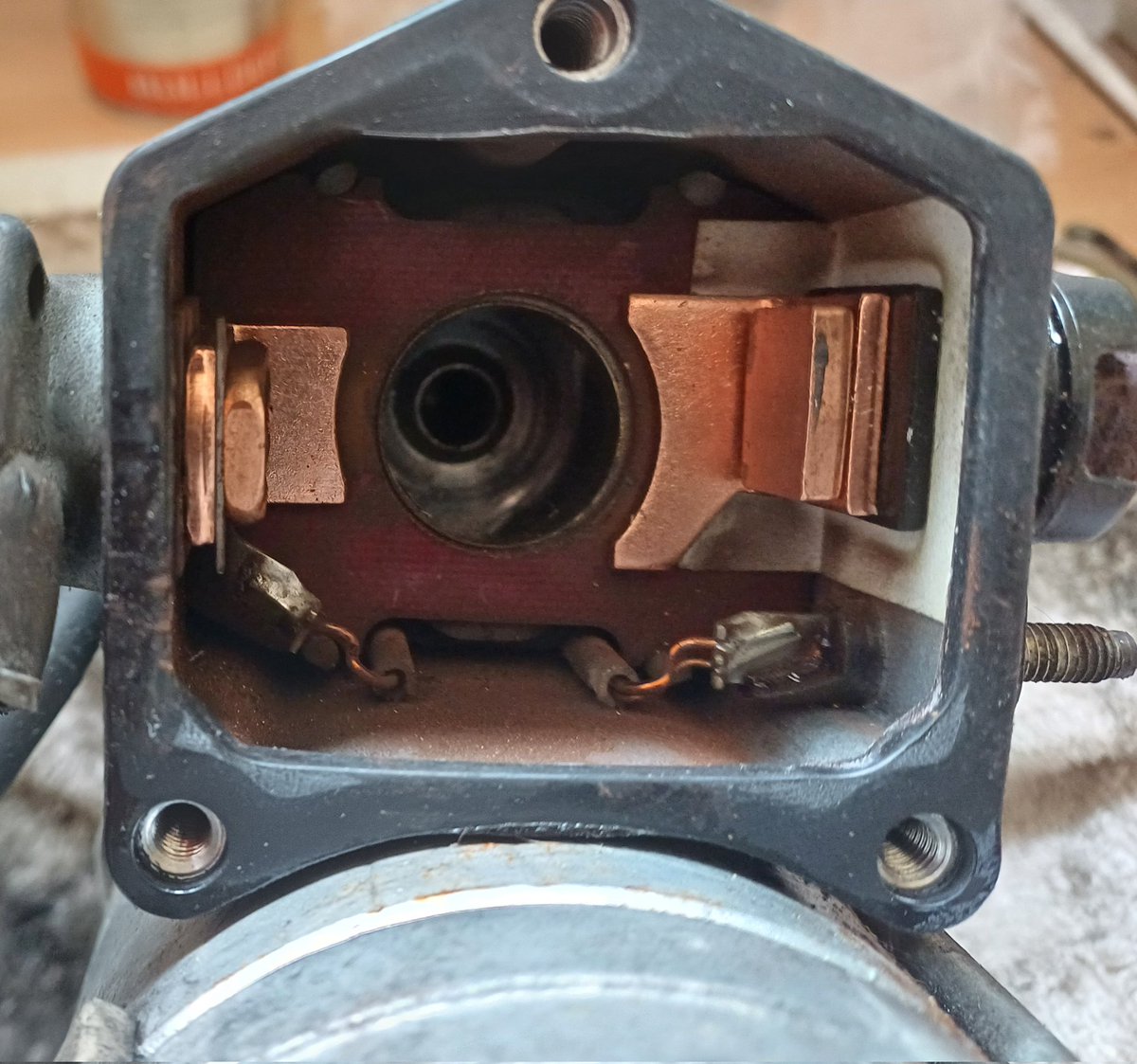 BulldogBDX's tweet photo. First up for #spannering today is the #Freelander2 which has involved the hard bit....taking the thing you need to fix out.
The straight forward bit.....fixing the thing you took out and then the other bit where you put it back together and hope it works...😁😁 #starter #servicekit #shiney #BDXclub