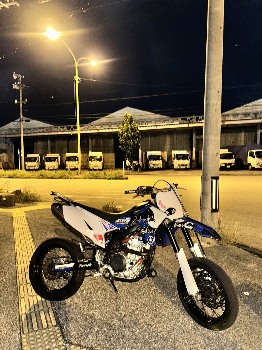 gsx400abo's tweet photo. フォークカバー白に塗装した！なんか塗ったばっかだから余計白が目立って靴下履いてるみたい😂 https://t.co/rpo0odLg2O