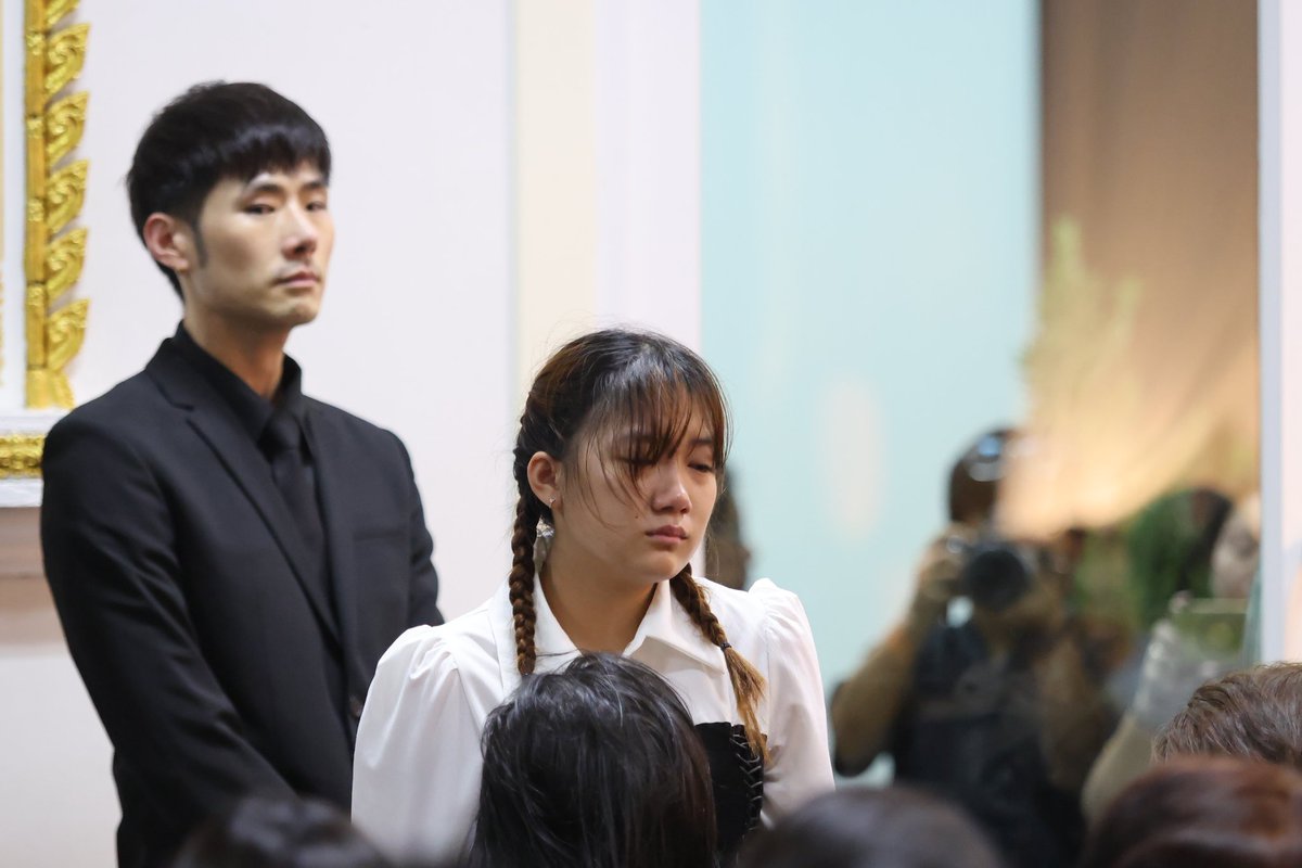 หนูจะไม่เป็นอะไรนะลูก คุณแม่ไปพักแล้ว เฮียทั้ง 3 จะรักหนูมากๆ เหมือนที่คุณแม่รักหนูนะวันใหม่ ขอแสดงความเสียใจกับครอบครัวฉัตรบริรักษ์อีกครั้งด้วยนะคะ 🖤