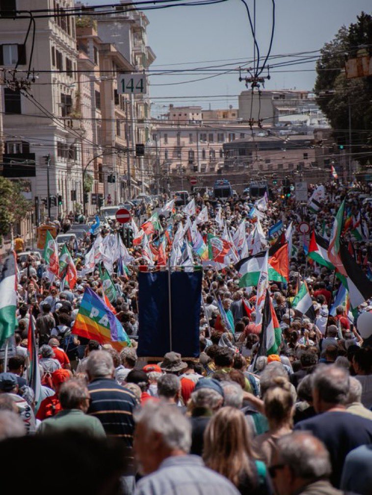 annapaolasanna's tweet photo. Una marea di persone. Roma per Gaza https://t.co/Pw3G438Q1f