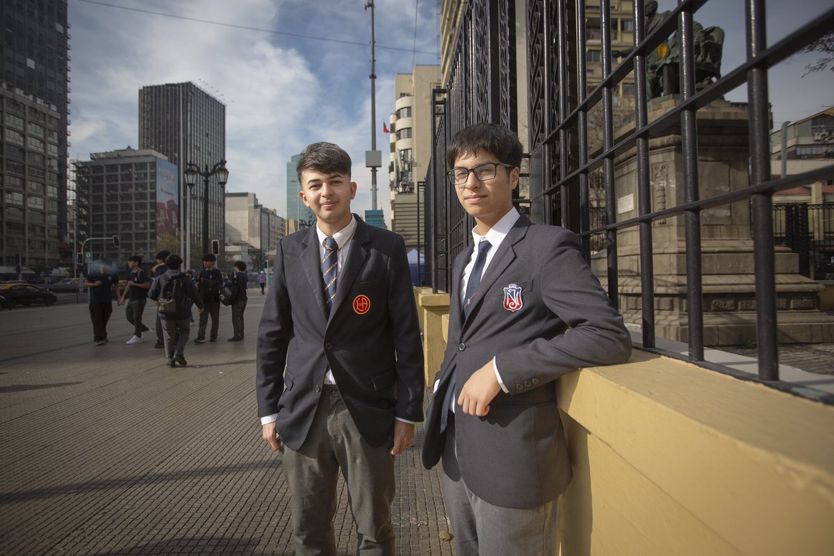 RESISTENCIA PACÍFICA: Cansados de las bombas molotov, enfrentamientos con Carabineros y destrozos que interrumpen clases y deterioran la convivencia, un estudiante del Instituto Nacional y otro del Liceo de Aplicación impulsan un movimiento antiviolencia.