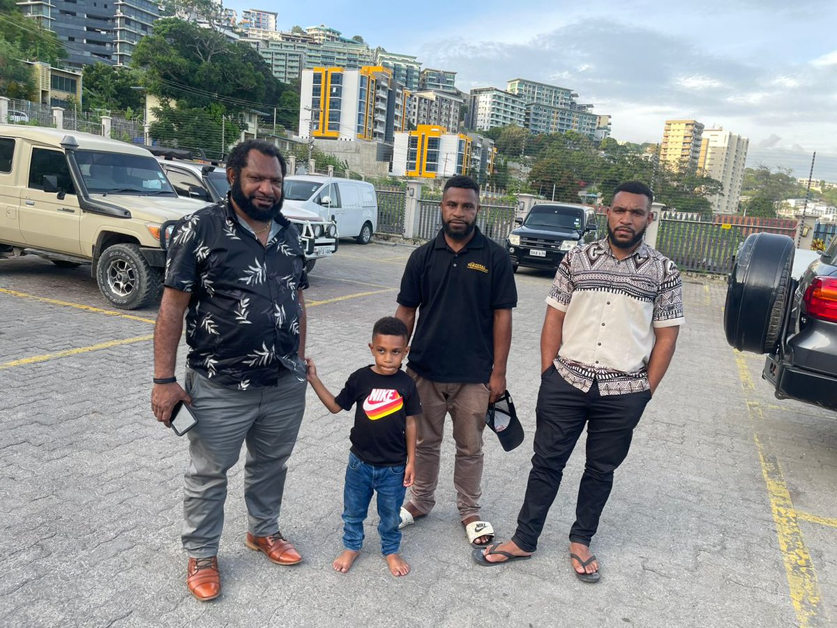 Puizaikini's tweet photo. #BigMaccPawako and two of his bloods. https://t.co/7CUBw7EE8O