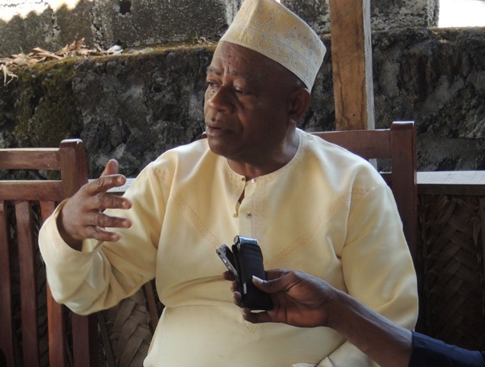 a2sad19's tweet photo. Funérailles du Dr Abdallah Msa : la dépouille est arrivée à Mbeni à 16 h 30. Politiques, oulémas, notables et citoyens de tous âges étaient présents. Économiste éminent et auteur de « Comores 1975-2000 », il a été inhumé aujourd’hui 7 juin 2025 à 17 h 30. https://t.co/scLPVu3neE