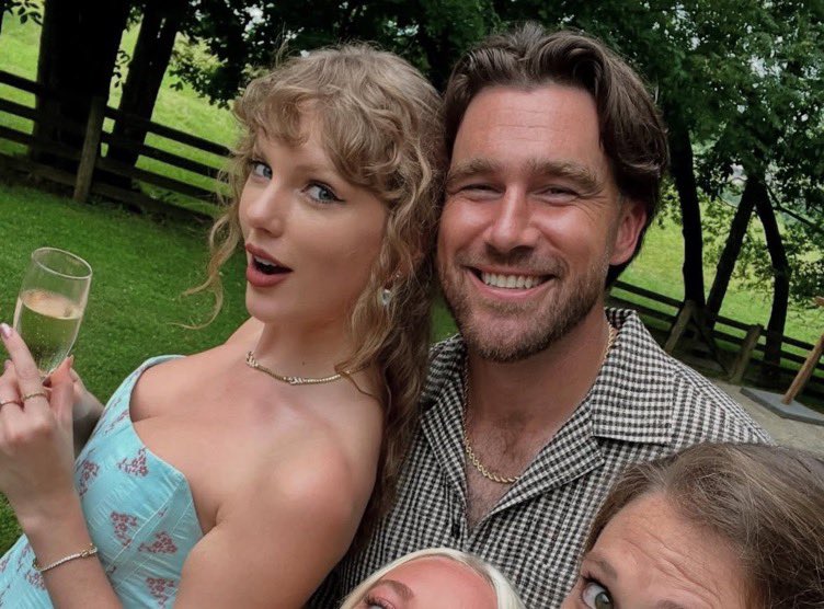 OMG! Entire Kelce Family Touches Down in Ohio as Secret Wedding Between Travis Kelce and Taylor Swift Reportedly Kicks Off—Fans Stunned as Ceremony Rumored to Be Happening in Swift’s Hidden Mansion Tonight! - News