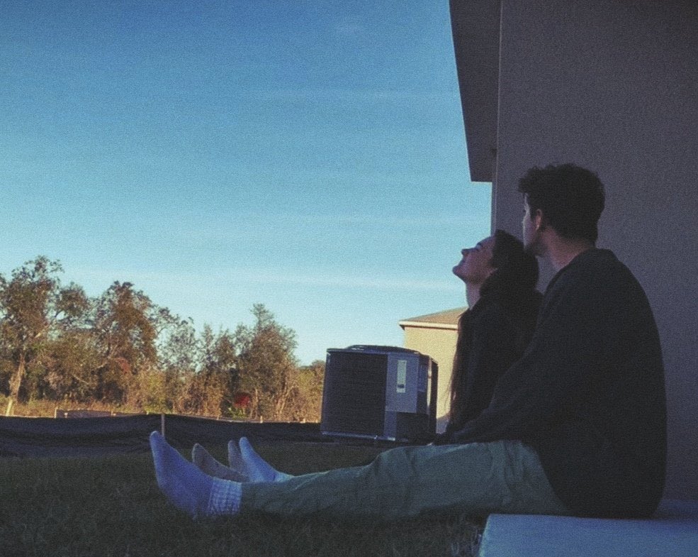 साँझको शीतल हावामा
सुगन्ध तिम्रो सलबलाउँछ 
मेरै समीप भएर हो कि
तिमी'मै यो मन लहराउँछ 
सुन न सुन यो बतासले 
हाम्रो गीत गाउँछ 
हेरन हेर यो साँझले 
कस्तो कस्तो उन्माद ल्याउँछ...❣️❣️

✨✨✨