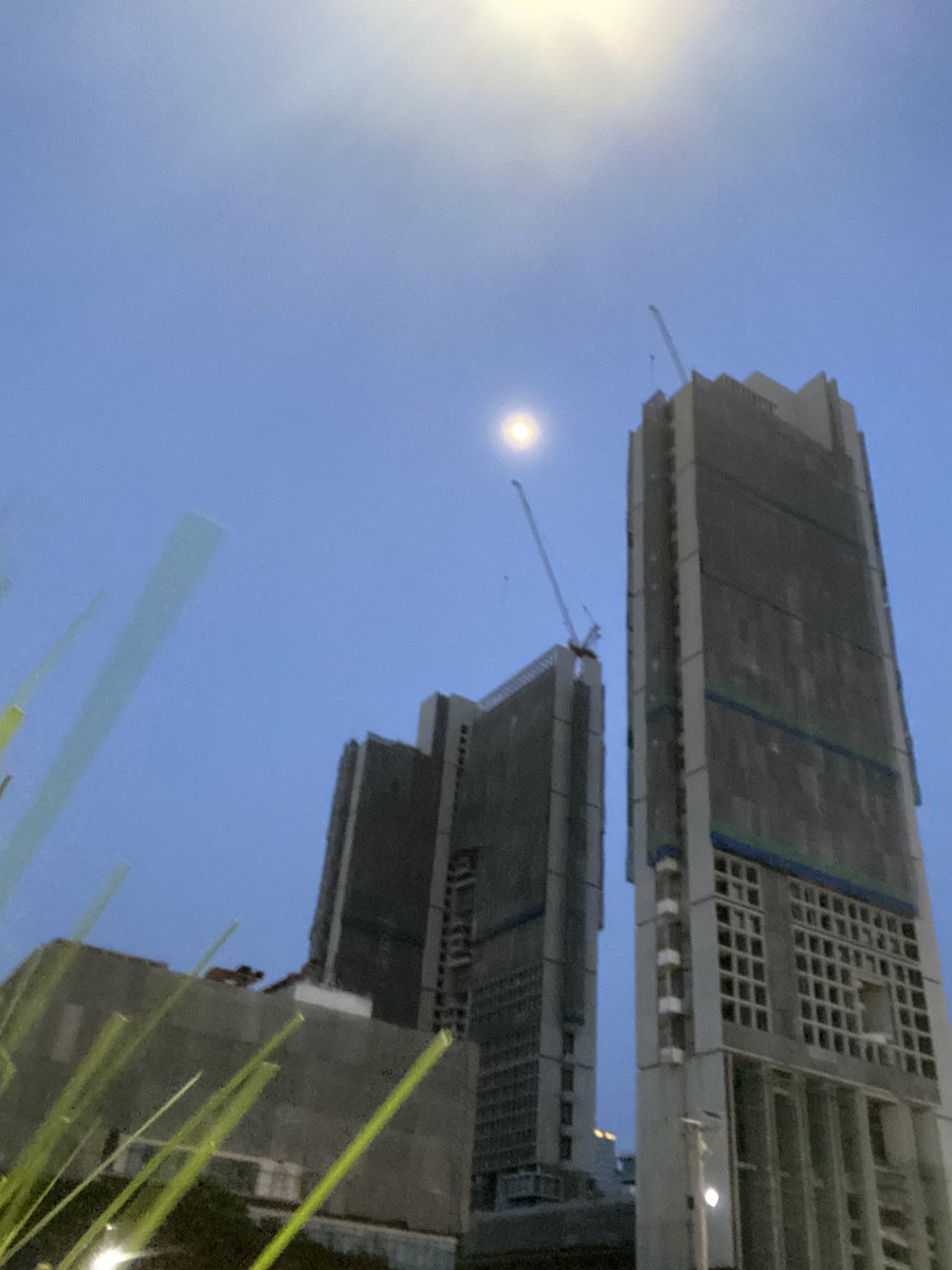 ไปเดินบรรทัดทอง ต้นเดือนและเป็นวันเสาร์ นึกว่ามาเดินวันธรรมดา คนน้อยมาก ร้านปิดกิจการไปเยอะเหมือนกัน  บรรยากาศเหงาๆ