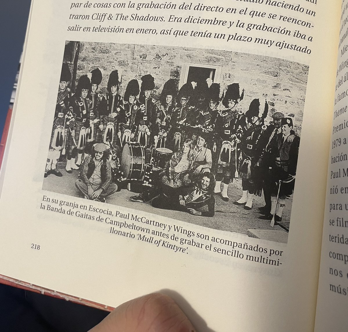 La banda de gaiteros que grabaron Mull of Kintyre con Wings y <a href="/PaulMcCartney/">Paul McCartney</a>. Se grabó en Escocia y se desplazó el estudio móvil de ABBEY ROAD.