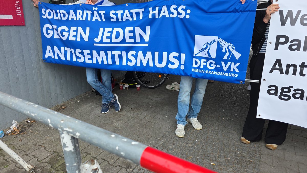 Pankowia's tweet photo. #b0606 Es gab einen Angriff von einer Person auf einen Menschen der Kundgebung mit Antifafahne, Israelfahnen und Bildern der Geiseln. Vermutlich sollte das der Beginn der Revolution sein. https://t.co/URfMKzExaG