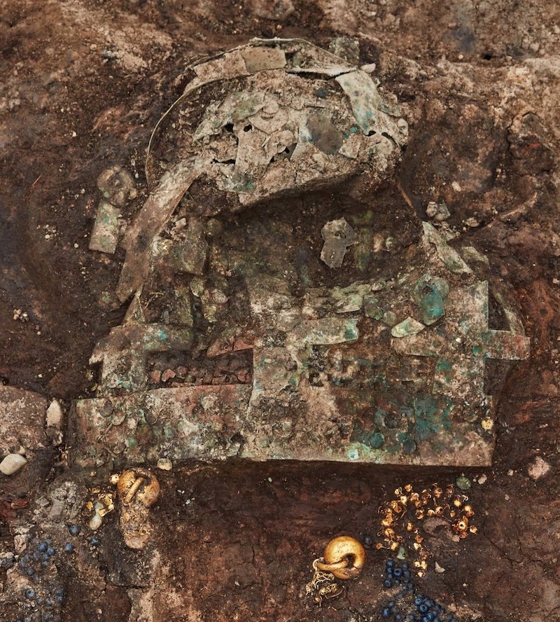 Güney Kore’de parıldayan bir böceğin kanatlarıyla süslenmiş, Silla dönemine ait 1.400 yıllık bir taç bulundu.