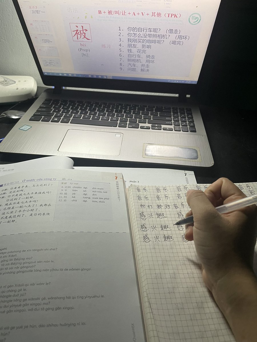 Mãi mới trốn con học bài được ! Em cố gắng chinh phục con chữ mở đường cho ánh sáng phía trước ạ !