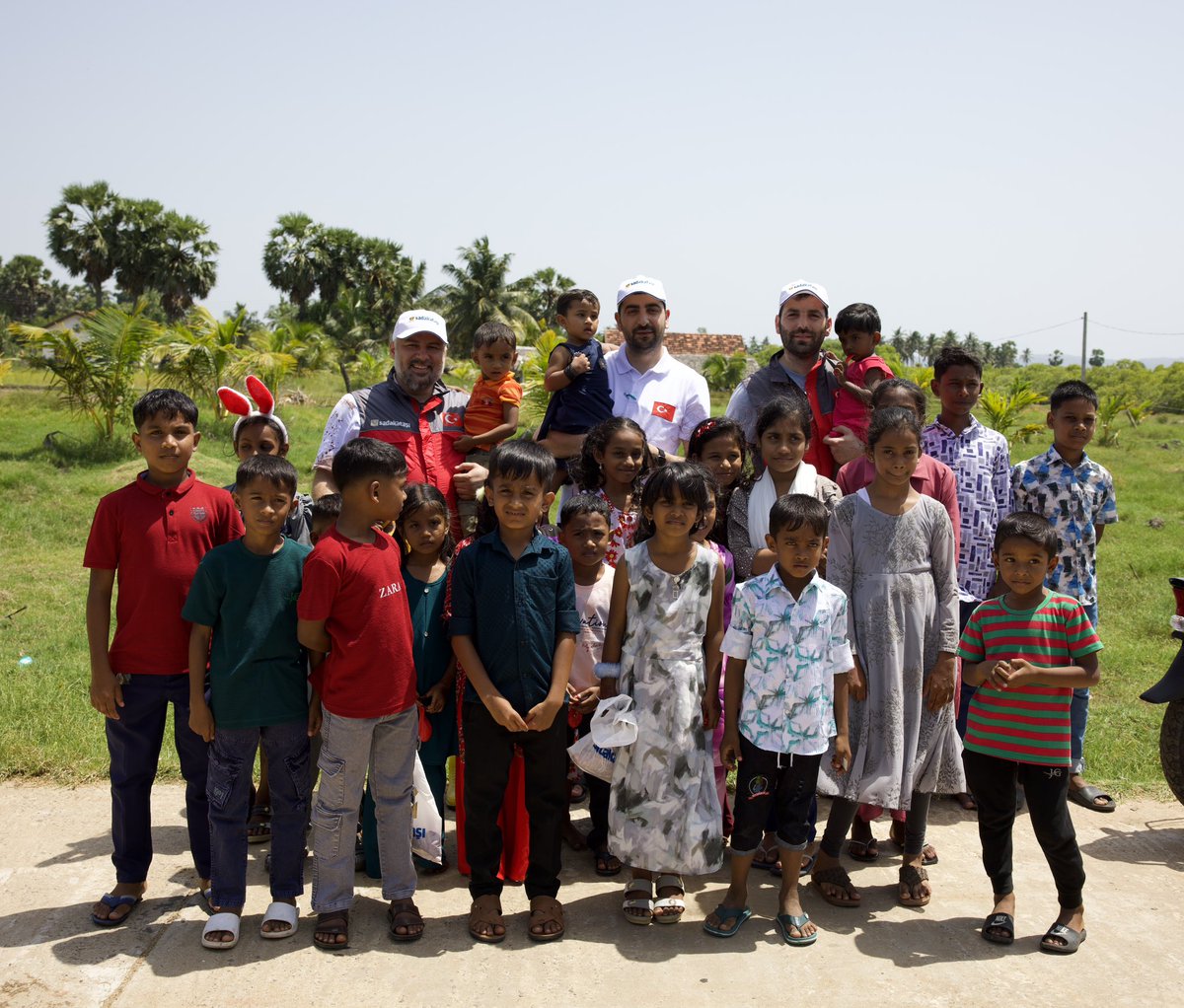 MFaytekin's tweet photo. Şüphesiz Bayram en çok onlara güzel. @sadakatasi derneği ile 2025 #Kurban organizasyonu için geldiğimiz Sri Lanka 🇱🇰 da ilk bayramlaşmamız bu arkadaşlar oluyor https://t.co/yX5CKgOPqK