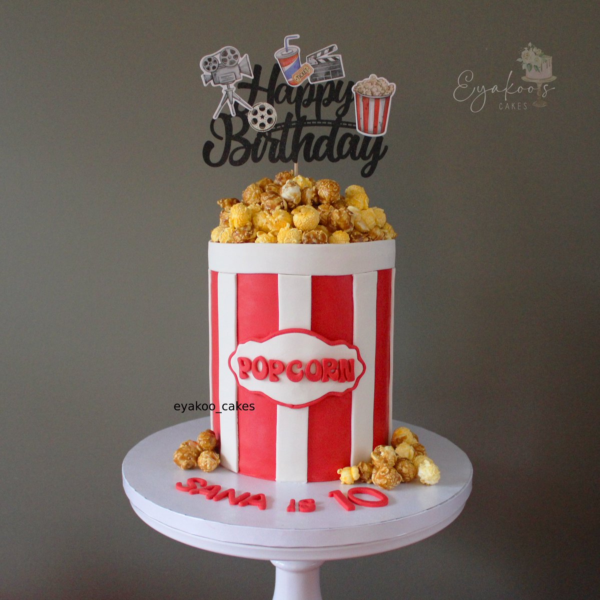 Movie night vibes with this popcorn bucket cake 🍿 Perfect for cinema fans of all ages! What theme should we try next? #MovieCake #PopcornLove