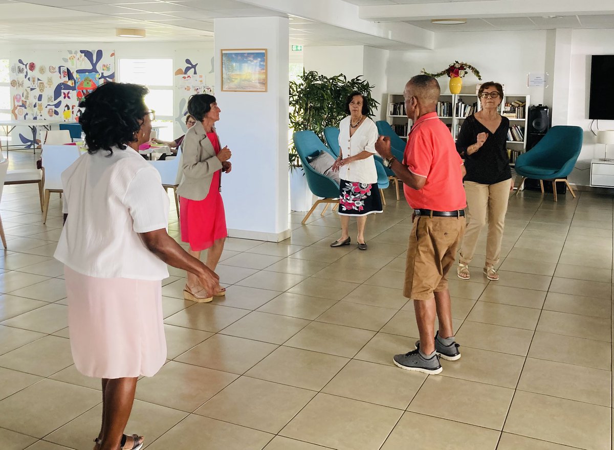 #RepasAThème tout en rose 🌹 #DéjeunerDansant #Team974 #BienVieillir