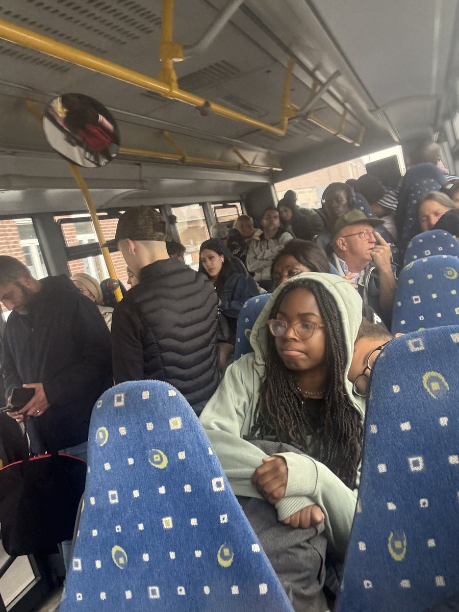 Quasi fin de l’épopée <a href="/TERHDF/">TER Hauts-de-France</a> et là on n’a plus du tout le sourire…<a href="/SNCFVoyageurs/">SNCF Voyageurs</a> comment pouvez vous annoncer à vos clients qu’aucune assistance sera mise en place en gare de Douai??? Les plus connectés ont trouvé comme moi le réseau de bus arc en ciel <a href="/ilevia_actu/">ilévia</a>