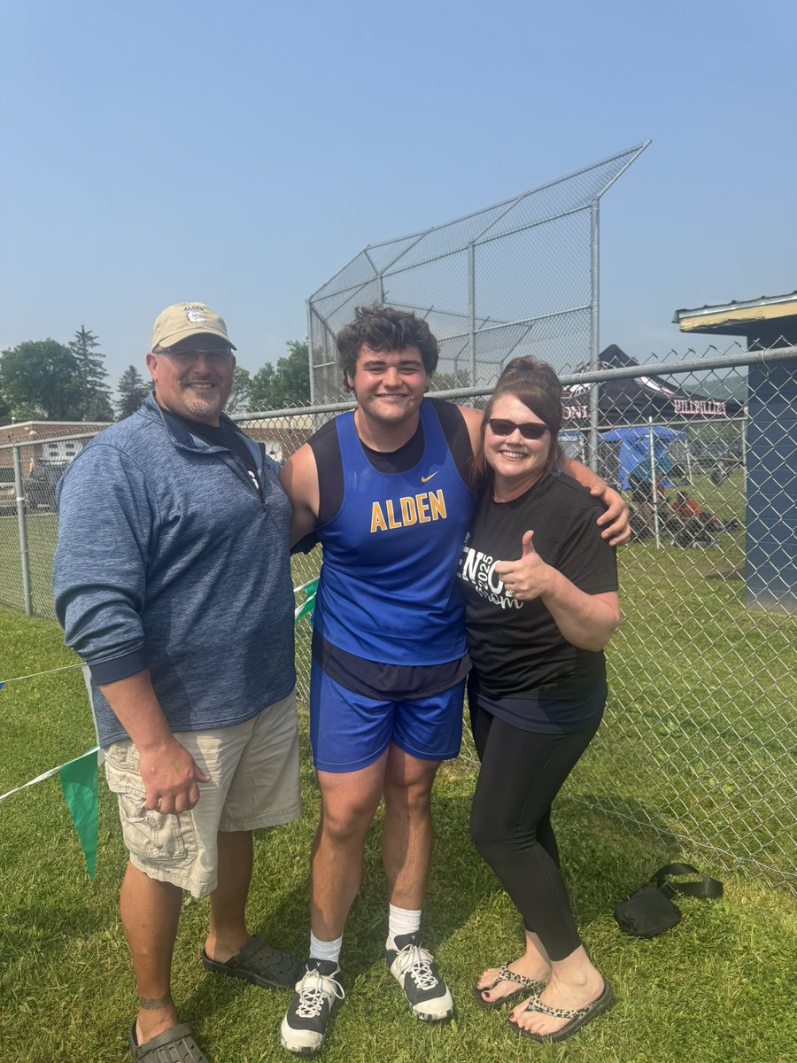 AldenTrack's tweet image. HE DID IT! 💪🔥
Robbie’s senior year just got legendary — 1st place at the state qualifier meet and now he’s headed to STATES! 🏅👏
All the hard work, and relentless grind paid off. Let’s go, Robbie!! 🚀